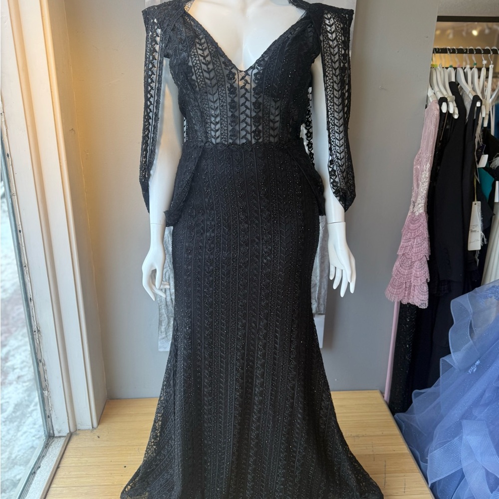 Chic Black Lace Long Sleeve Gown